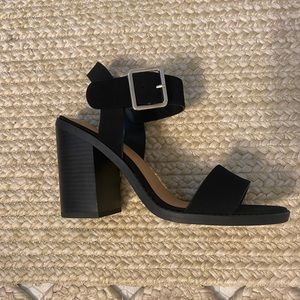 Soda sandal with chunky heel, size 8